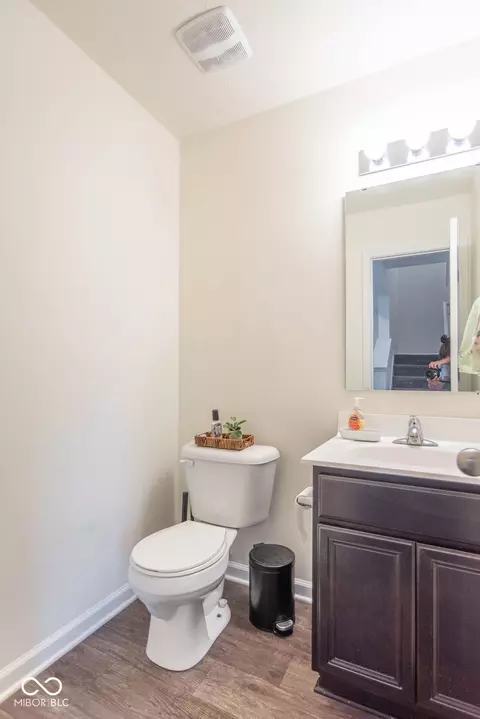 Bath - 907 Ram Dr, Franklin, IN 46131 photo 1 of 5