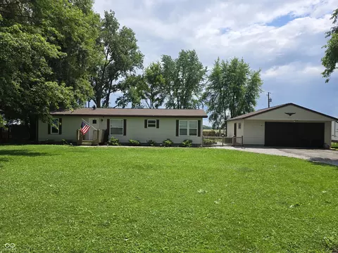 105 Cottonwood Dr, Maxwell, IN 46154