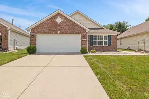 882 Lincoln Park W Dr, Greenwood, IN 46142
