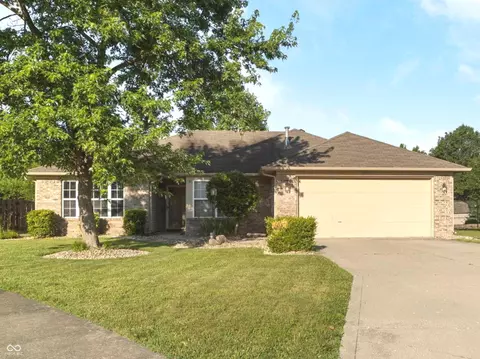 282 N Greenbriar Dr, Greenwood, IN 46142