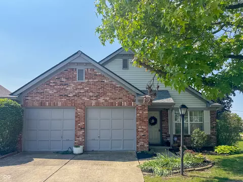 9672 River Oak Ln E, Fishers, IN 46038