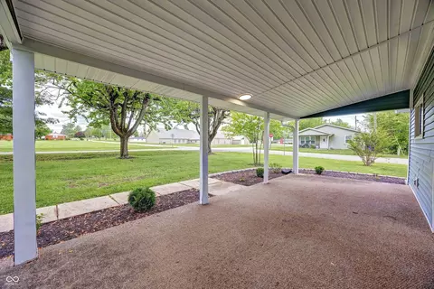 Exterior - 1120 W Oak St, Mitchell, IN 47446 photo 3 of 7