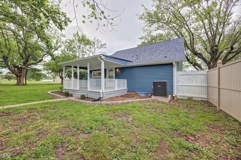 Exterior - 1120 W Oak St, Mitchell, IN 47446 photo 4 of 7