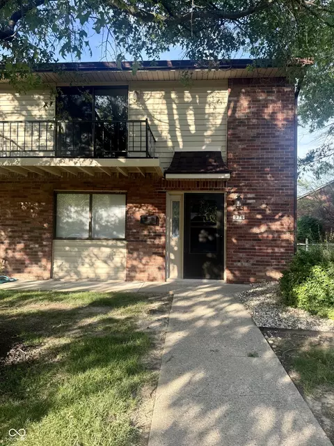 971 Greenwood Trail W Dr, Greenwood, IN 46142