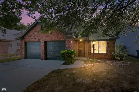 9716 Spruce Ln, Fishers, IN 46038