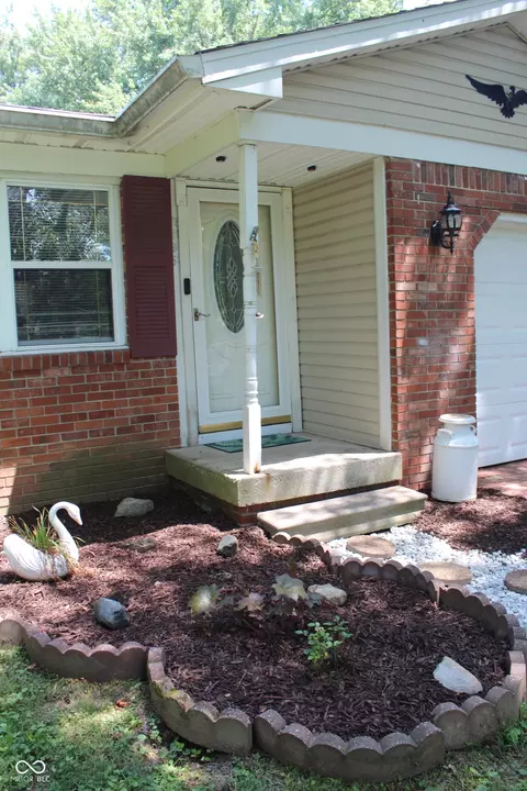 8165 Maple Dr, Mooresville, IN 46158