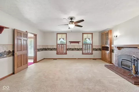 Living - 416 6th St, Covington, IN 47932 photo 2 of 4