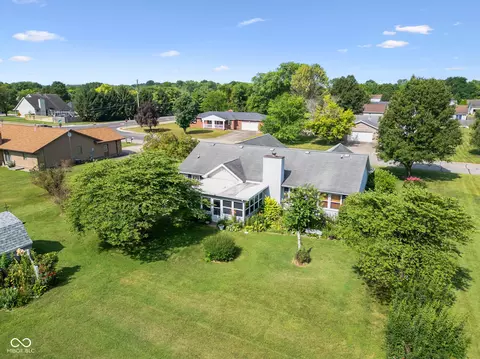 4533 Hackberry Dr, Columbus, IN 47201 photo 2