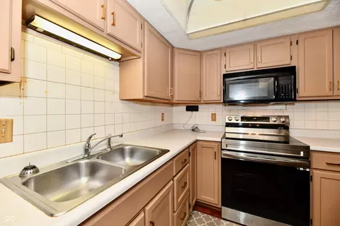 Kitchen - 6137 Apache Dr, Indianapolis, IN 46254 photo 2 of 3