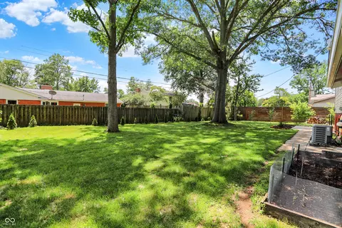 Exterior - 1441 Hunter Pl, Columbus, IN 47203 photo 5 of 8