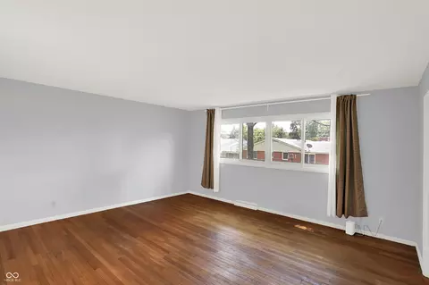 Living - 1441 Hunter Pl, Columbus, IN 47203 photo 6 of 9