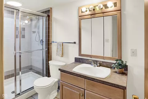 Bath - 1441 Hunter Pl, Columbus, IN 47203 photo 3 of 3