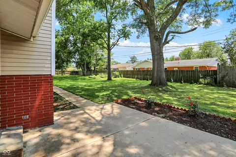 Exterior - 1441 Hunter Pl, Columbus, IN 47203 photo 3 of 8