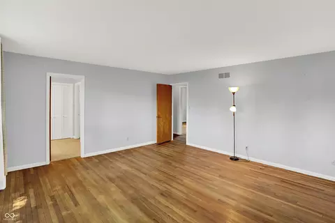 Living - 1441 Hunter Pl, Columbus, IN 47203 photo 5 of 9