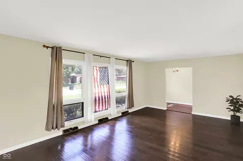 Living - 1441 Hunter Pl, Columbus, IN 47203 photo 1 of 9