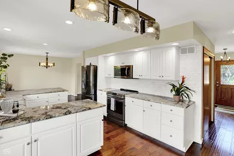 Kitchen - 1441 Hunter Pl, Columbus, IN 47203 photo 1 of 4