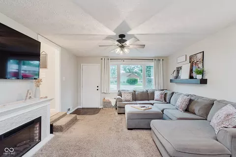 Living - 209 N John St, Pendleton, IN 46064 photo 2 of 4