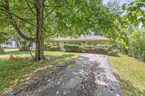 34 Crestwood Dr, Whiteland, IN 46184