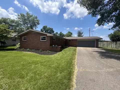 2692 Meadowlark Ln, Columbus, IN 47201