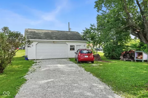 Exterior - 412 E College Ave, Brownsburg, IN 46112 photo 5 of 5