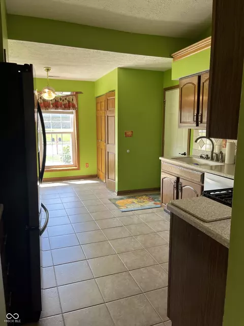 Kitchen - 904 Jonathan Dr, Plainfield, IN 46168 photo 2 of 5