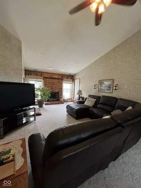 Living - 904 Jonathan Dr, Plainfield, IN 46168 photo 2 of 7