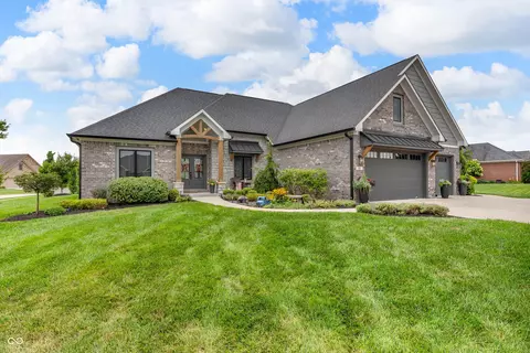 121 Lakeside Dr, Pittsboro, IN 46167