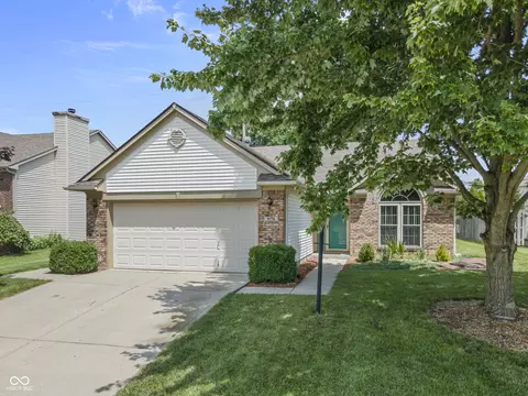 9776 Overcrest Dr, Fishers, IN 46037