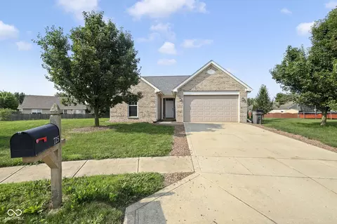 725 Roundabout Cir, Pittsboro, IN 46167