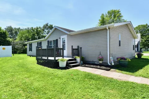 51 E Oak St, Orestes, IN 46063