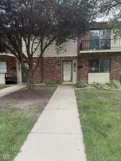 1092 Greenwood Trail W Dr, Greenwood, IN 46142