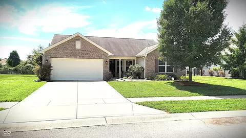 5985 Oakhaven Dr, Greenwood, IN 46142