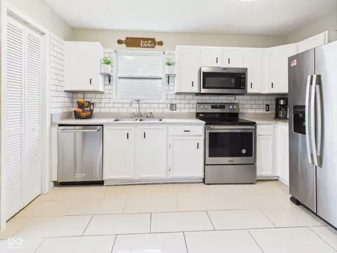 8193 S Firefly Dr, Pendleton, IN 46064 photo 3