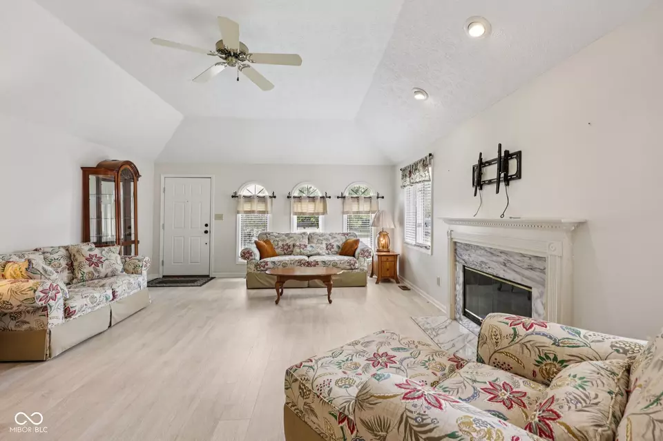 Living - 251 Andrews Blvd, Plainfield, IN 46168 photo 5 of 6