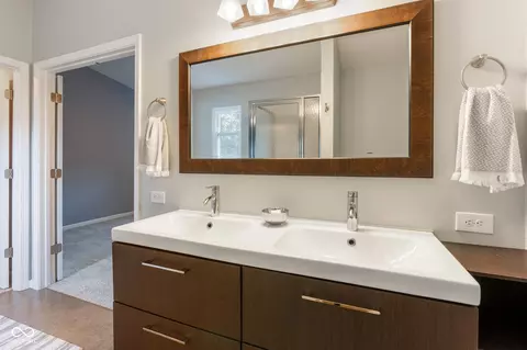 Bath - 6294 Valleyview Dr, Fishers, IN 46038 photo 3 of 4