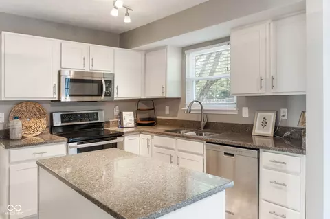 Kitchen - 6294 Valleyview Dr, Fishers, IN 46038 photo 2 of 4