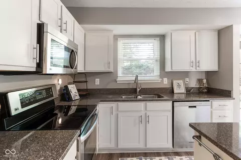 Kitchen - 6294 Valleyview Dr, Fishers, IN 46038 photo 3 of 4