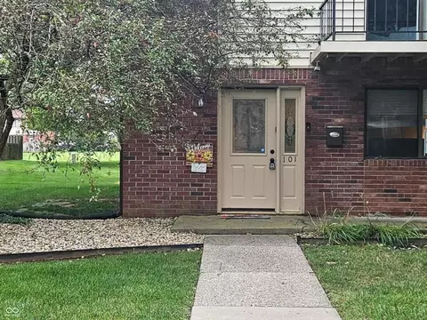 101 Greenwood Trl N, Greenwood, IN 46142
