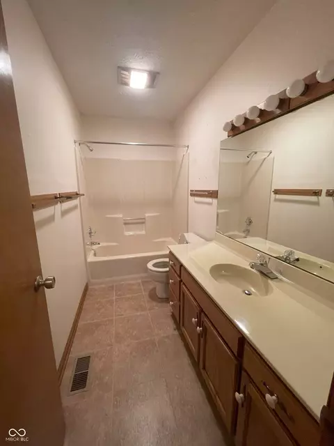 Bath - 541 Eagle Crest Dr, Brownsburg, IN 46112 photo 1 of 1