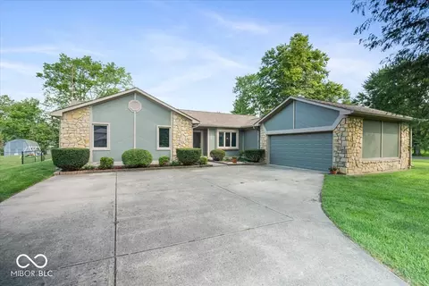 6630 Lana Ct W, New Palestine, IN 46163