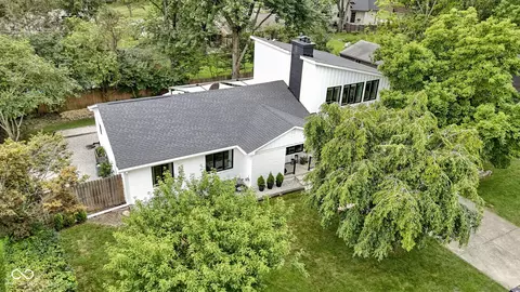635 W Poplar St, Zionsville, IN 46077