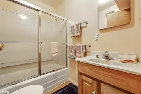 Bath - 16632 Oak Rd, Westfield, IN 46074 photo 4 of 4