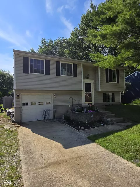 6904 Chauncey Dr, Indianapolis, IN 46221