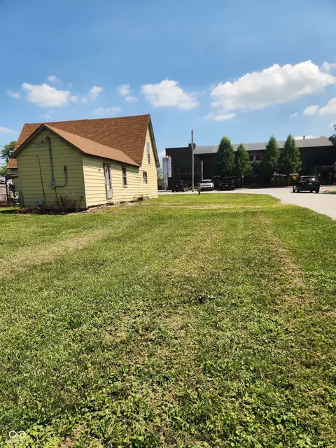208 S Bowers St, Whitestown, IN 46075