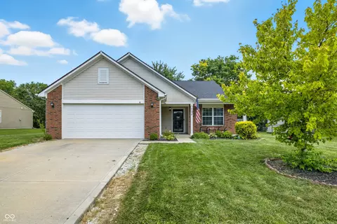 576 Grassy Bend Dr, Greenwood, IN 46143