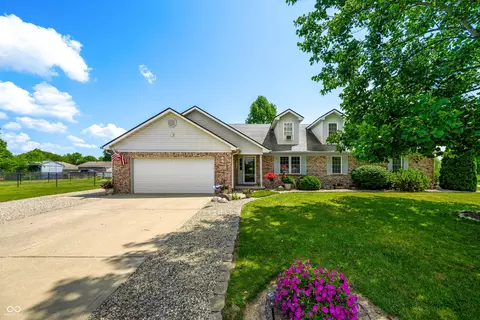 8245 Henderson Ridge Dr, Mooresville, IN 46158