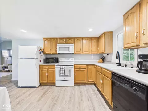 Kitchen - 2017 W Us Highway 36, Pendleton, IN 46064 photo 1 of 2