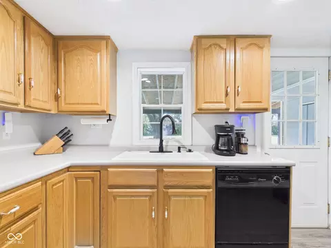 Kitchen - 2017 W Us Highway 36, Pendleton, IN 46064 photo 2 of 2