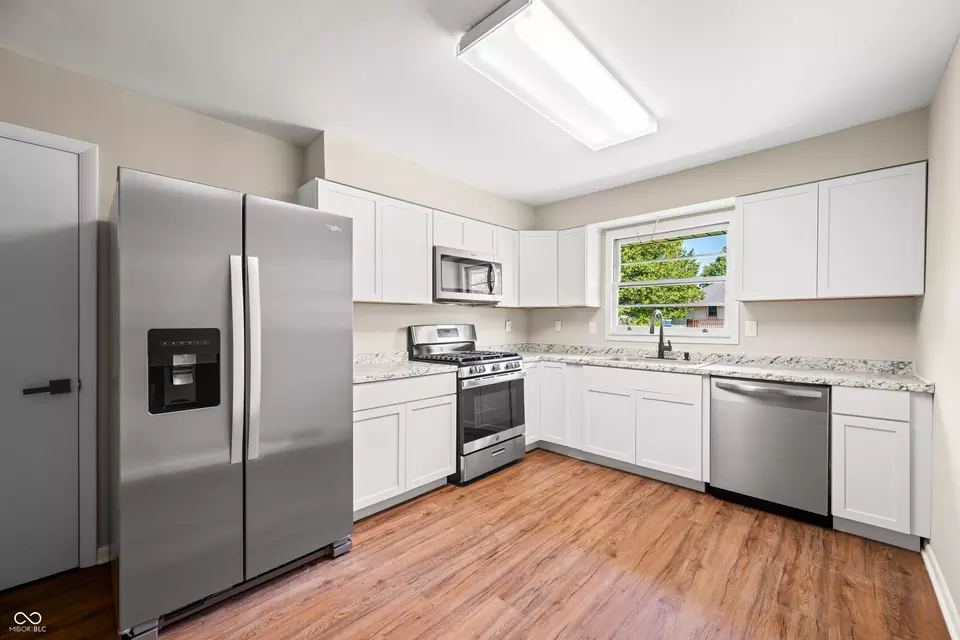 Kitchen - 2230 Sims Dr, Columbus, IN 47203 photo 3 of 5