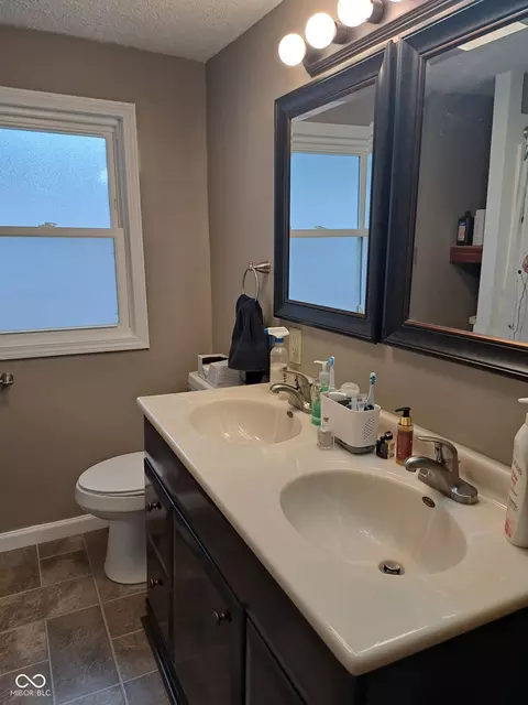 Bath - 3013 Biddle St, Plainfield, IN 46168 photo 2 of 3